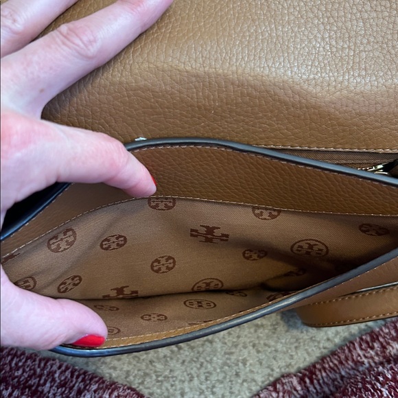 Tory Burch Serif T Leather Crossbody Saddle Bag in Bark - Picture 12 of 16